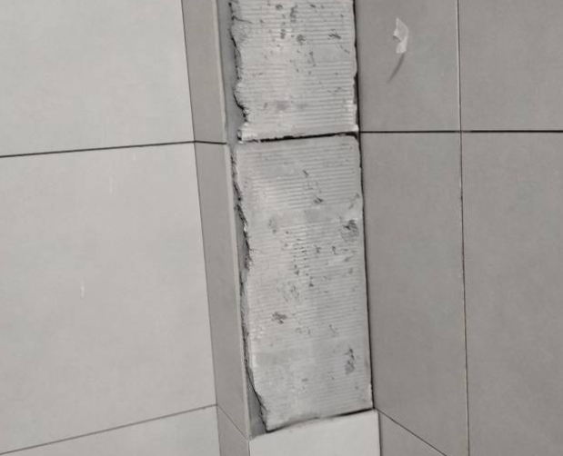 岭东瓷砖空鼓维修公司分享下瓷砖施工前基层浇水润湿程度不足，可能导致以下问题